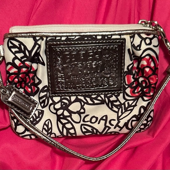Coach Flops w/matching Wristlet in new condition. - Picture 3 of 8